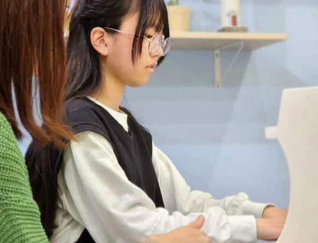 リトミックを楽しむ子どもと講師の写真