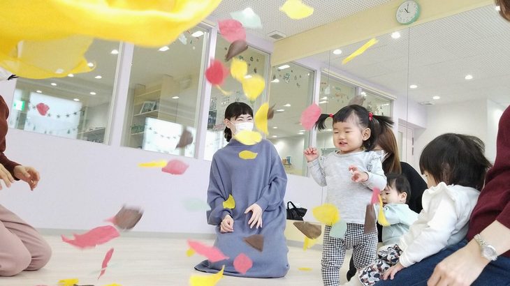 レッスンブログ 落ち葉でリトミック こんにちは！受付兼リトミック担当の中野です 秋が深まり、どんぐりや色とりどりの...続く 2021.12.06