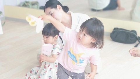 レッスンブログ 秋のリトミック 始めました！！【無料体験レッスン実施中 】 こんにちは リトミック担当の田中です！ 10月も後半に差し掛かり、一気に気温が...続く 2023.10.26